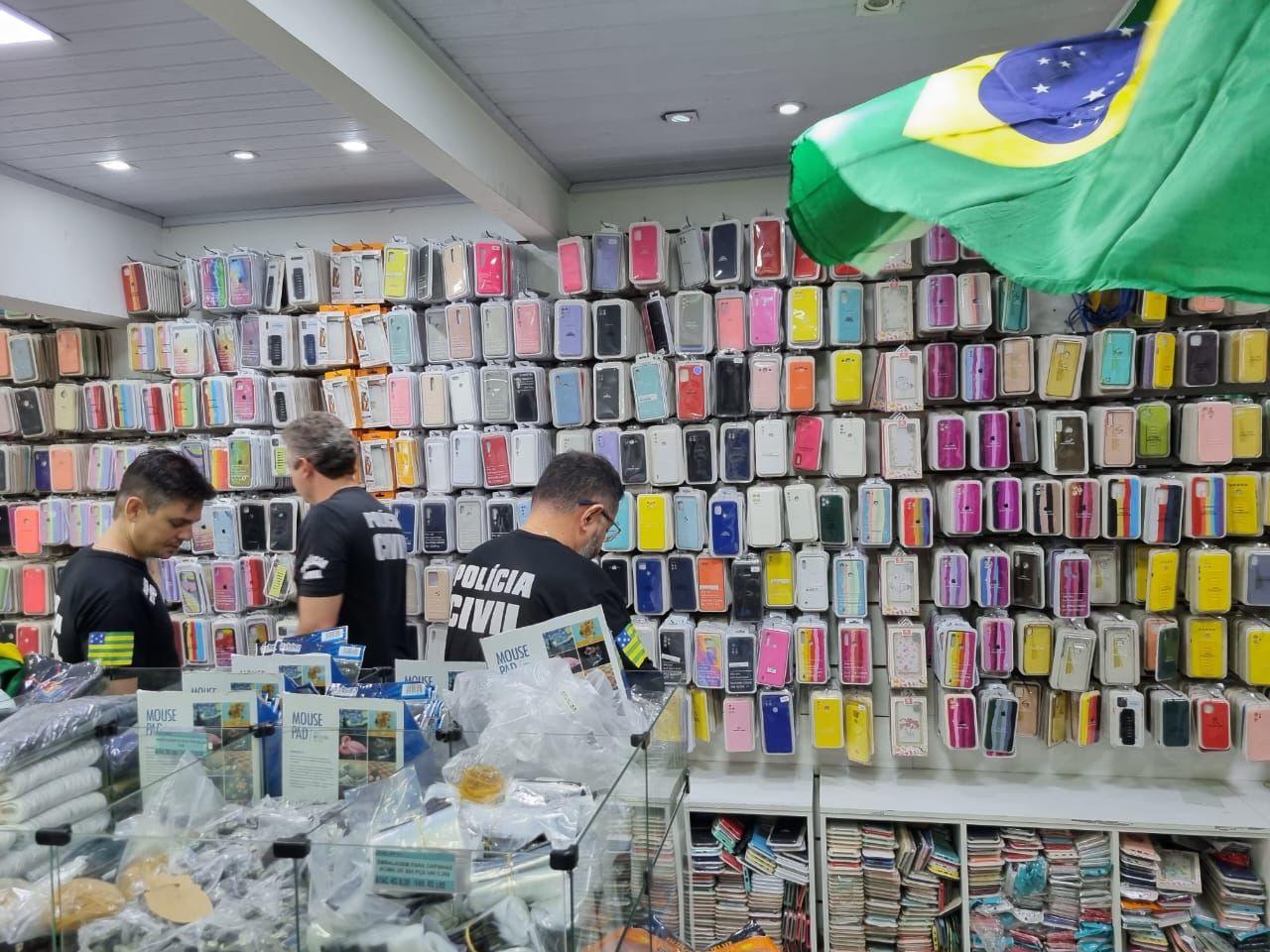 Operação apreende R 70 mil em acessórios falsificados para celulares