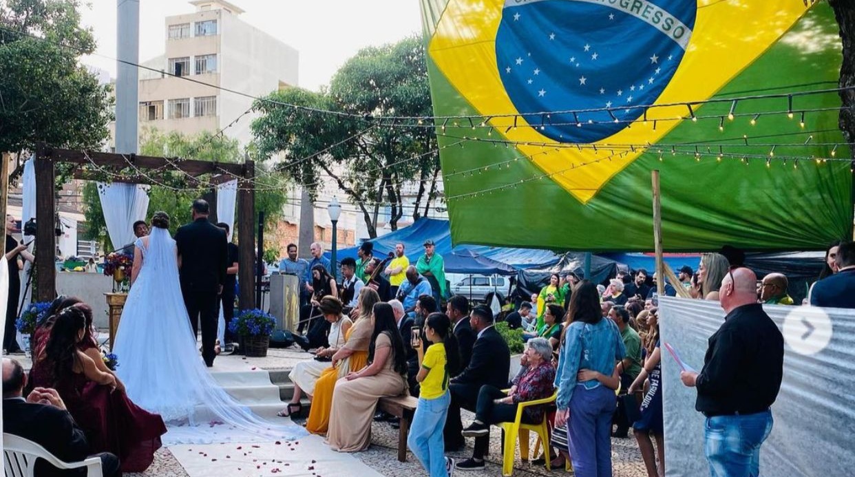 Bolsonaristas Casam Durante Ato Antidemocr Tico Em Frente A Quartel