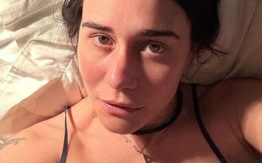 Aos Anos Alessandra Negrini Posa De Lingerie No Espelho Foto