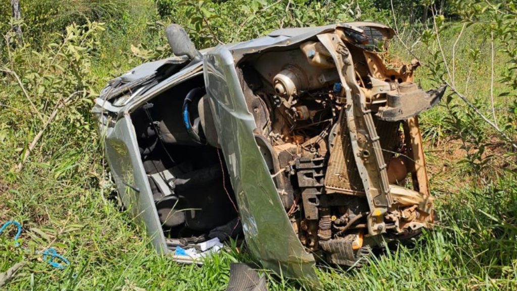 Mulher Fica Ferida Ap S Capotar O Carro Na Go Entre Cumari E