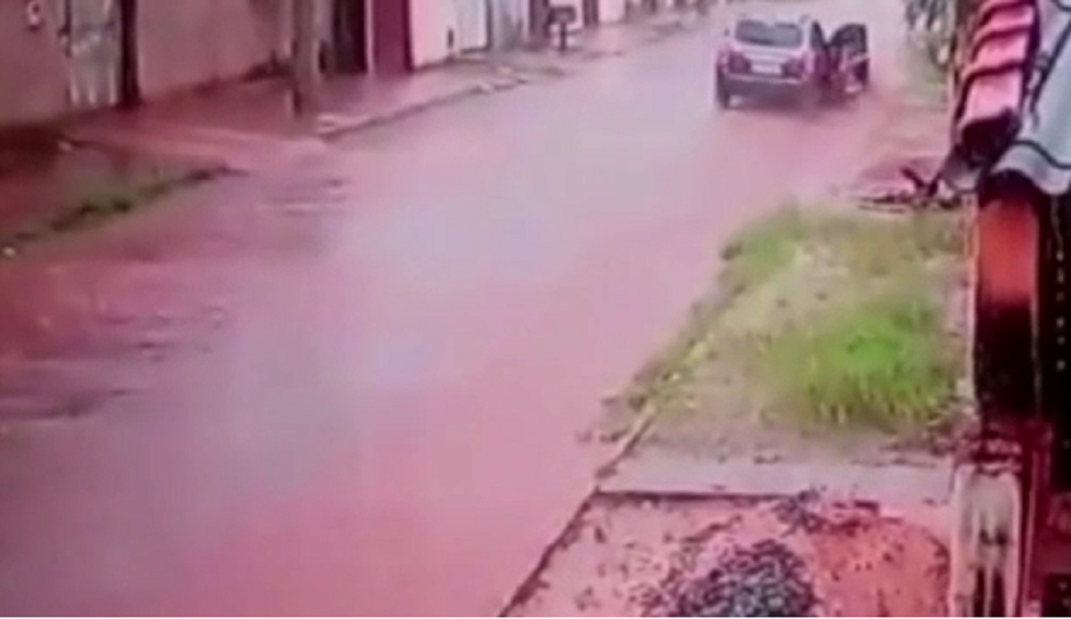 Vídeo mostra garota de 13 anos saltando de carro em movimento