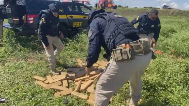 Traficantes Fogem De Barreira Policial Capotam Carro E Droga Fica