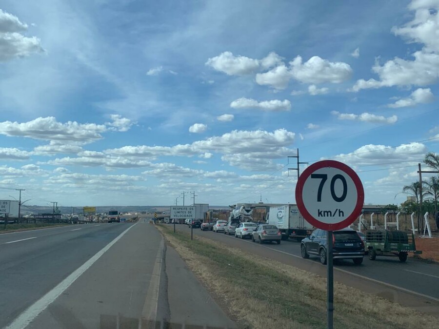 Carreta Tomba Em Cima De Viaduto E Interdita Br Em An Polis Mais