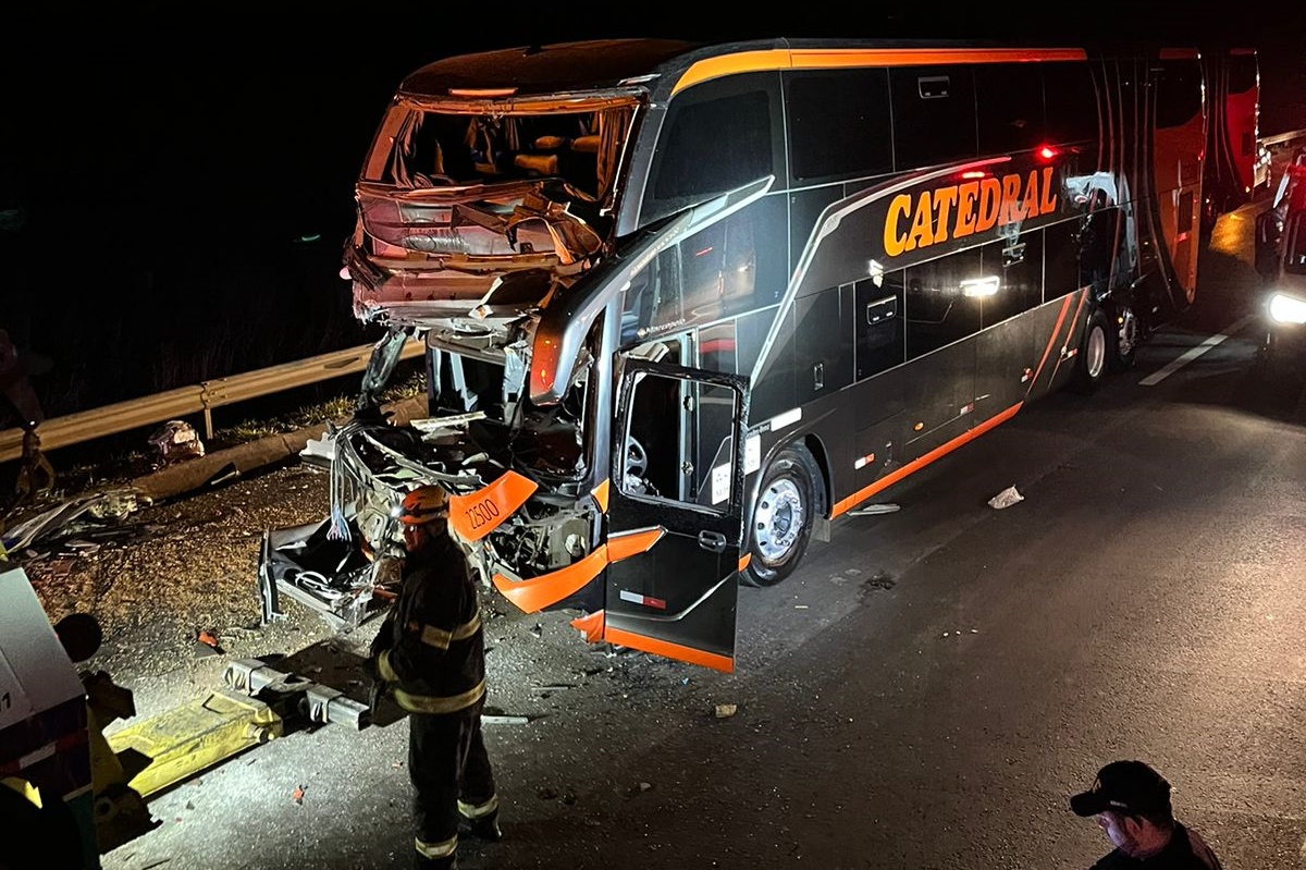 Acidente envolvendo ônibus e carreta deixa feridos na BR 040 em