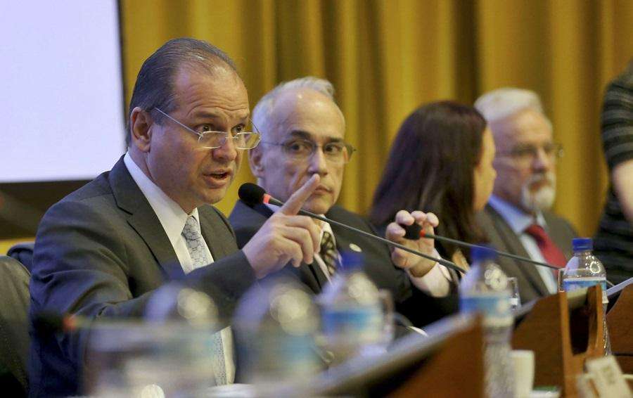 AGU vai defender piso de enfermagem no STF, diz líder do governo após suspensão da norma