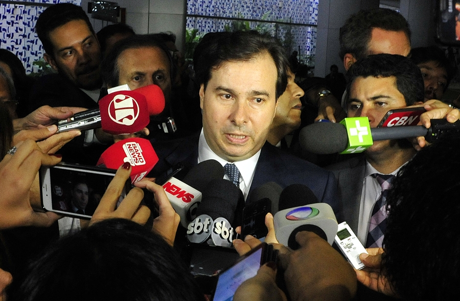 Maia diz que nunca vai falar bem de Weintraub, mesmo apanhando de 'bolsominions'