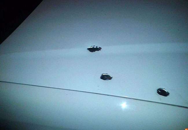 Um jovem de 26 anos, que não teve o nome divulgado, foi baleado dentro de um carro, em Catalão, na noite de terça-feira (19). (Foto: Reprodução/Leitor Mais Goiás)