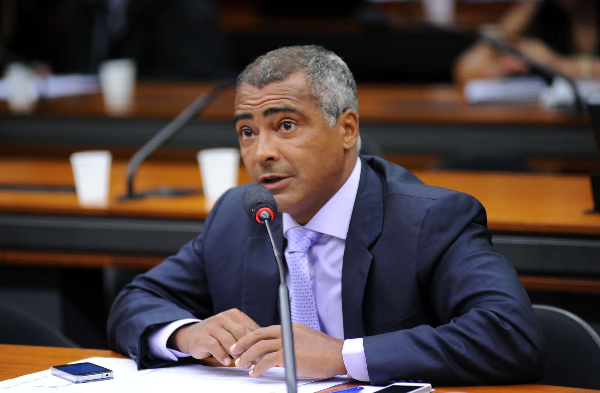 Leilão visa pagamento de dívidas de antiga casa noturna do senador e ex-jogador de futebol