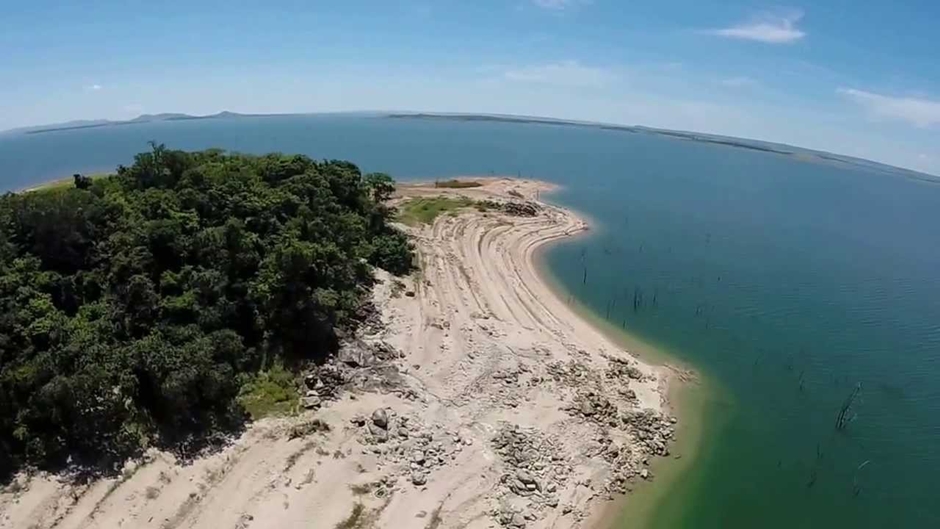 Bombeiros resgatam pescadores que ficaram ilhados no Lago das Brisas