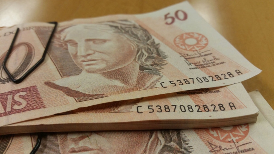 Déficit do governo diminui, mas rombo de R$ 73 bi em 2021 é o 3º maior da história