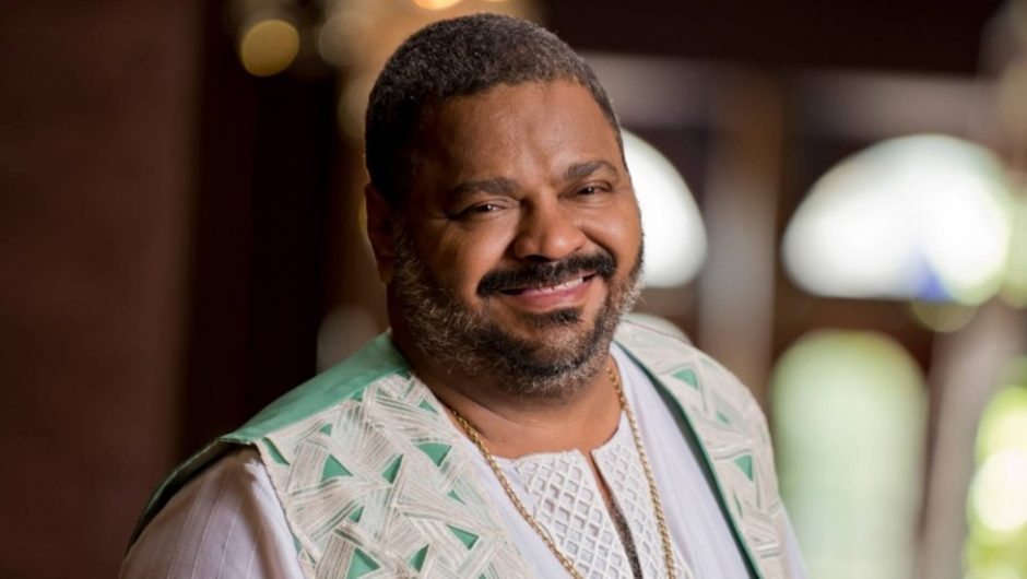 Arlindo Cruz comemora aniversário de 61 anos em culto evangélico