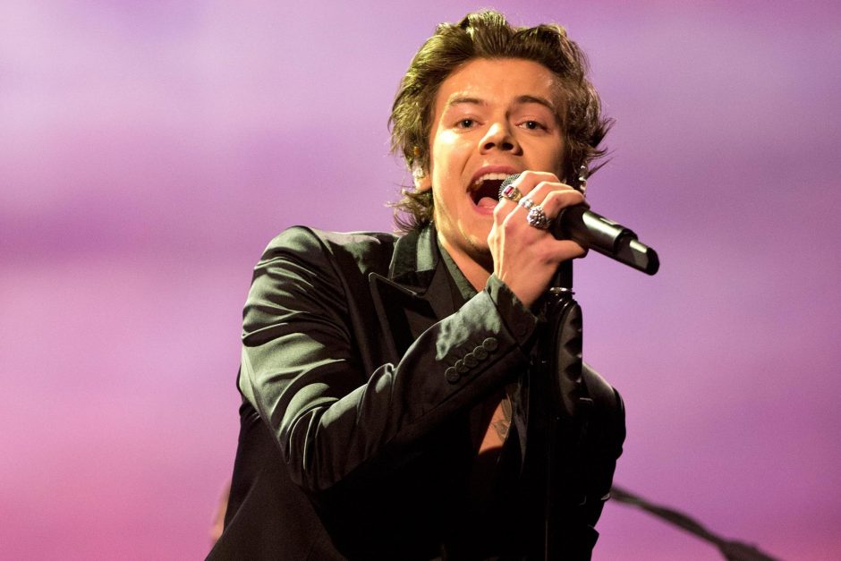 Motorista que transportava equipamentos foi rendido por três homens armados Instrumentos do cantor Harry Styles são roubados no Paraná