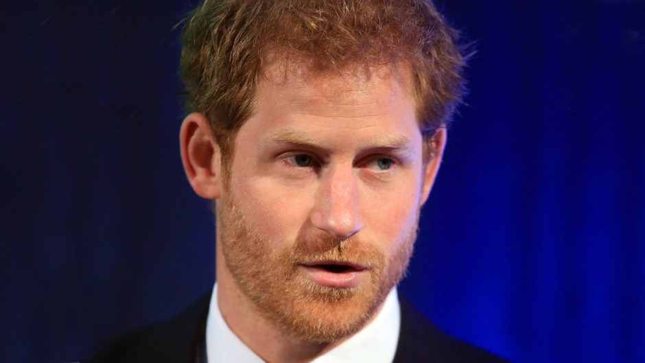 Segundo seu livro de memórias, Harry também foi agredido pelo irmão Príncipe Harry diz que William e Kate o incentivaram a usar roupa nazista