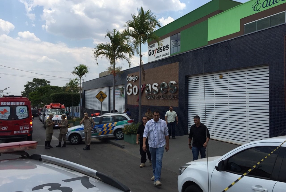 Viatura policial e fachada do Colégio Goyases onde ocorreu atendado em Goiânia