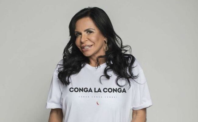 Rainha do rebolado ousou no look. Gretchen posa de sutiã e micro saia e proíbe comentários na web; veja a foto