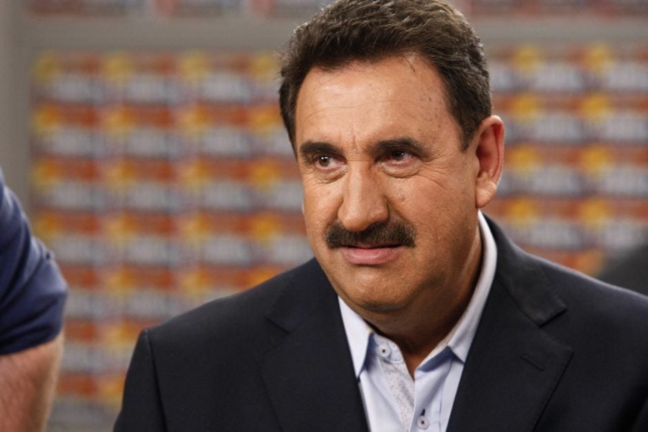 Ratinho golpe "Um vagabundo se passando pelo meu filho usou a foto dele", disse o apresentador. Ratinho revela que foi vítima do golpe do WhatsApp