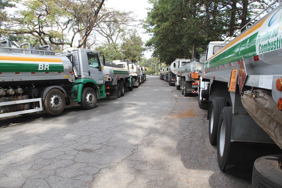 Caminhões tanque com combustíveis (Foto: Reprodução)