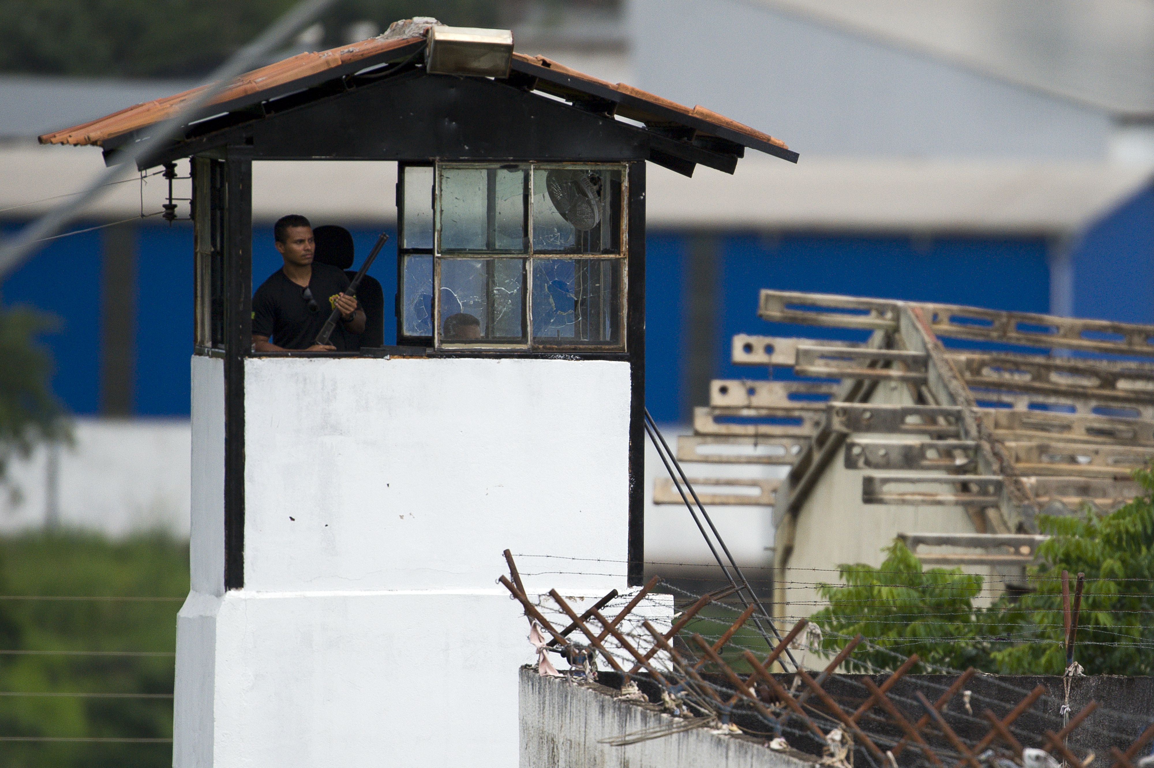 Um preso morreu e outros ficaram feridos durante rebelião