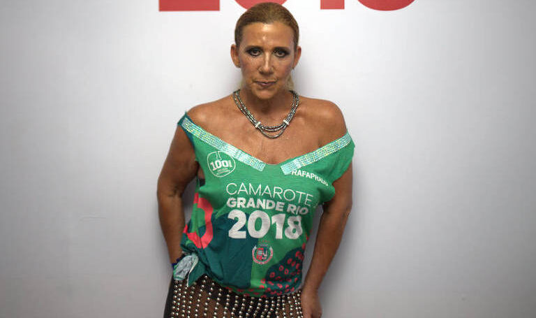 Aos 67 anos, eterna chacrete apareceu regando plantas e fazendo poses sensuais. Rita Cadillac chama atenção com fotos de biquíni; veja