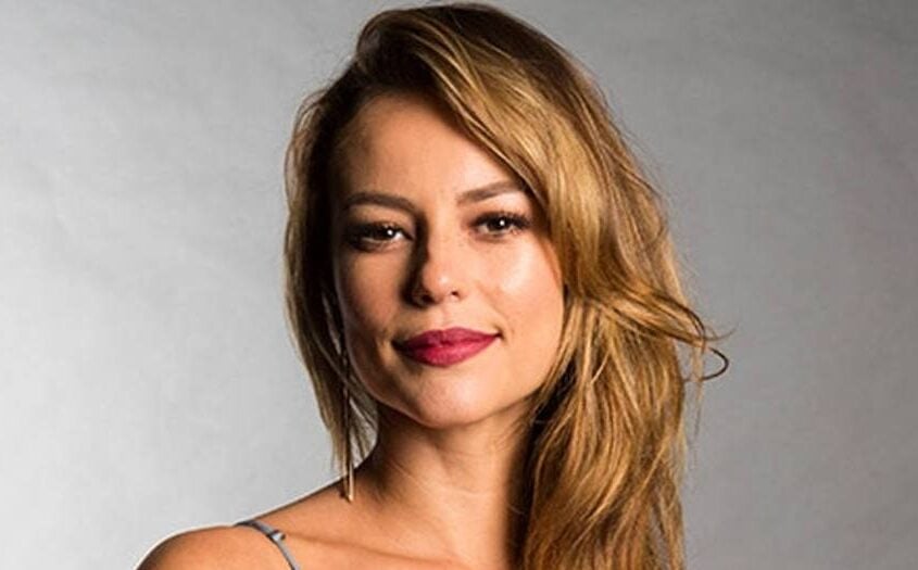 Presidente reuniu embaixadores para desacreditar o sistema eleitoral. Paolla Oliveira defende urnas eletrônicas e critica Bolsonaro