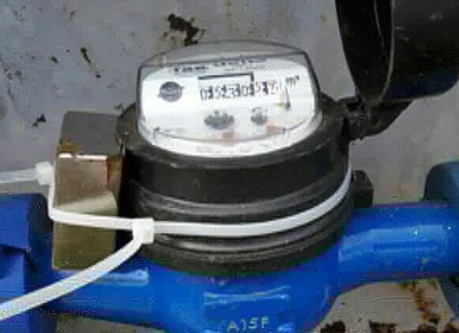 Justiça anula exigência de quitação de débitos vinculados ao CPF para religação de água e esgoto