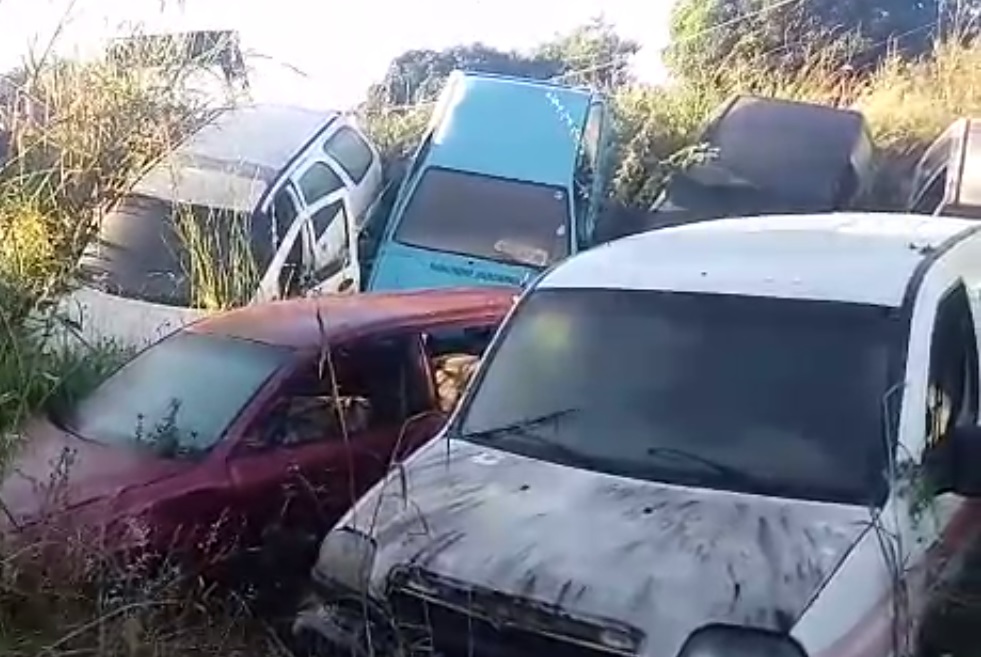 Os veículos brancos na imagens foram identificados pela polícia como sendo ambulâncias. (Imagem: Polícia Civil)