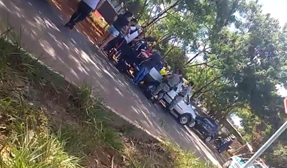 Picape com corpo ficou atrás de um hospital, nas proximidades de onde tiros foram disparados (Foto: Divulgação)