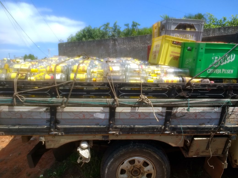 Garrafas encontradas no veículo do suspeito. (Foto: Polícia Civil)
