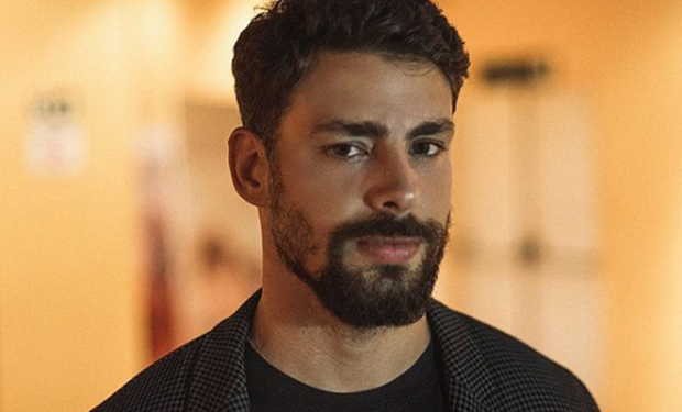 Cauã Reymond é vacinado contra a Covid-19: 'Estou emocionado'; vídeo
