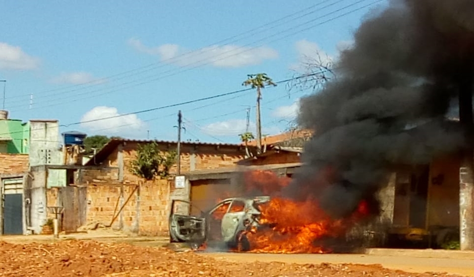 Carro que teria sido usado no crime foi incendiado no Setor Papillon Park, em Aparecida de Goiânia (Foto: Divulgação)