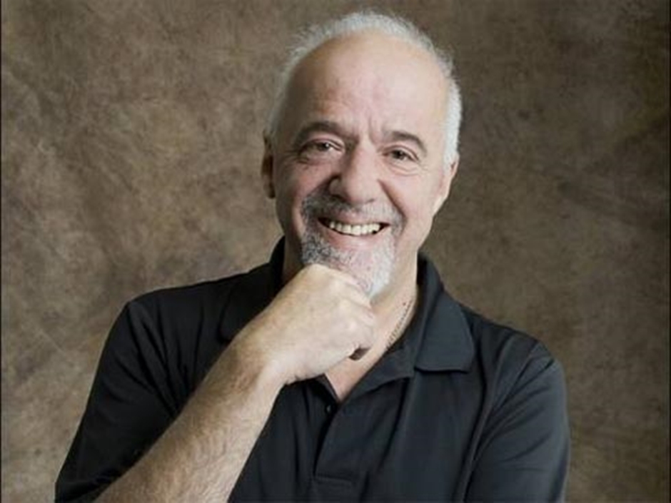 Paulo Coelho pede que a seguidores fiquem com a família no 7 de setembro