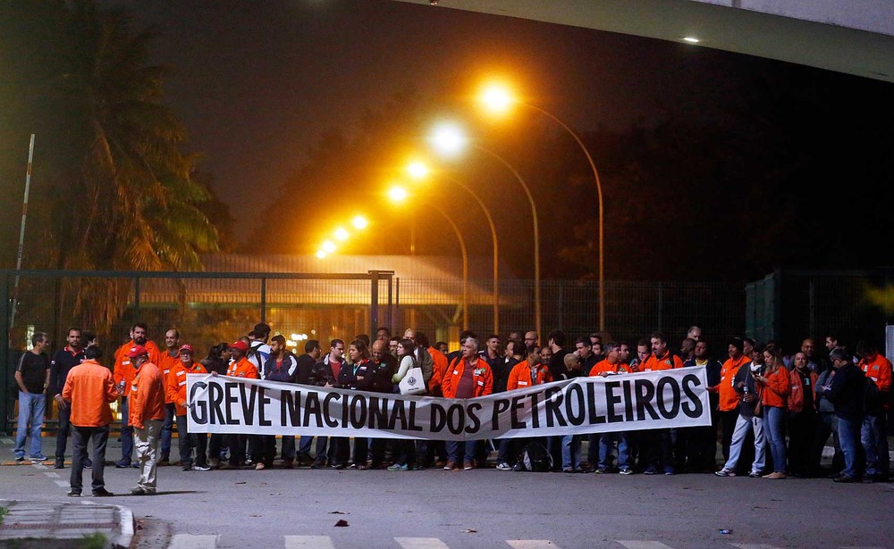 Petroleiros fecham acordo e encerram greve de 20 dias