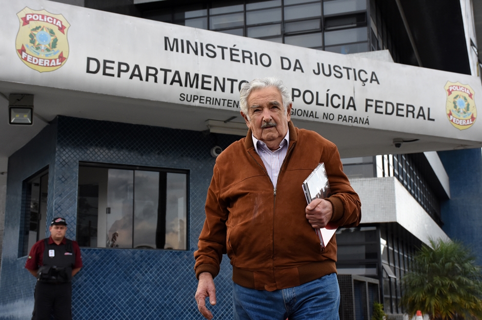 Mujica anuncia saída da política por sofrer de doença imunológica crônica