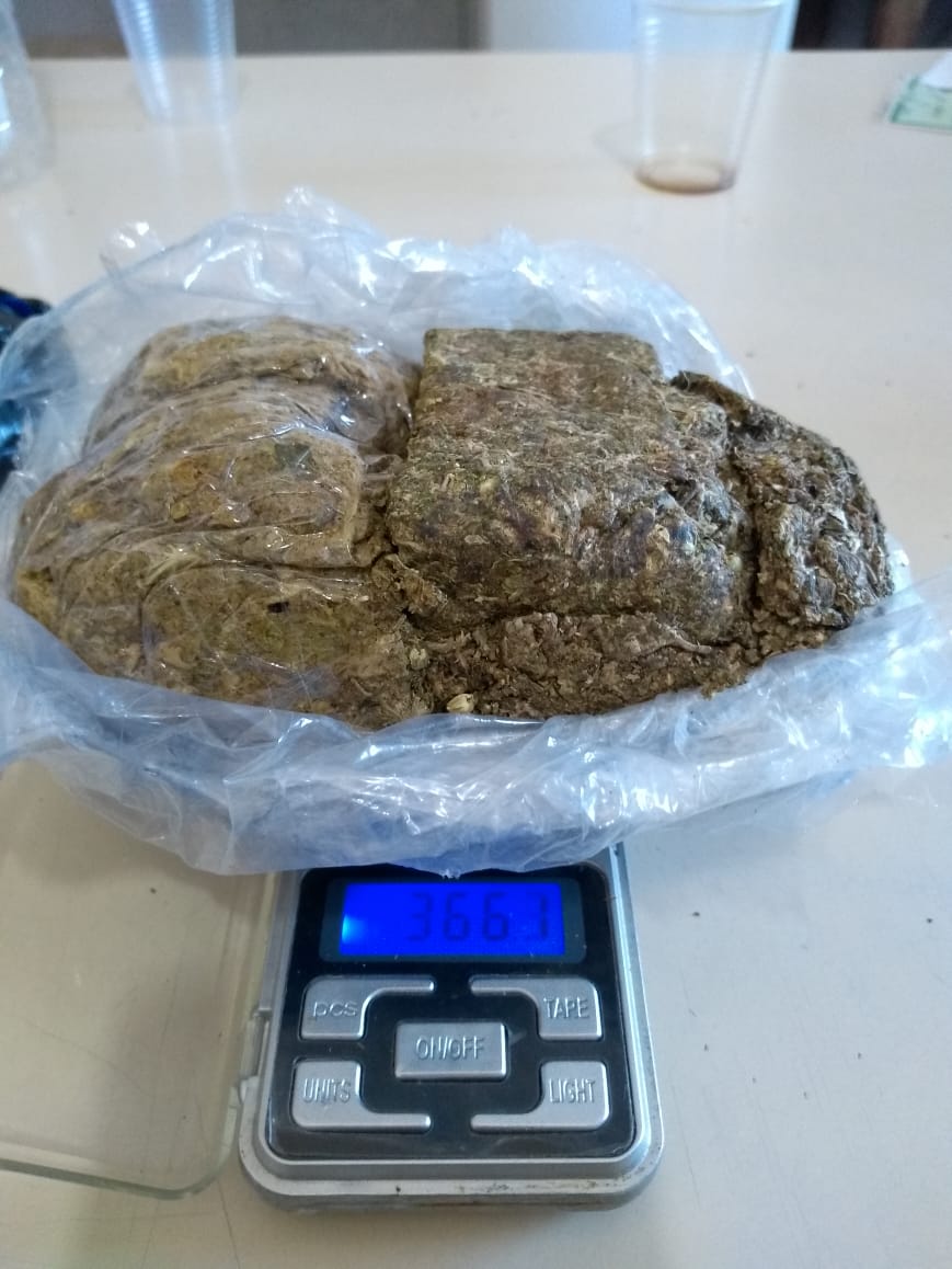 Foram apreendidas mais de 366 gramas de maconha (Foto: DGAP)