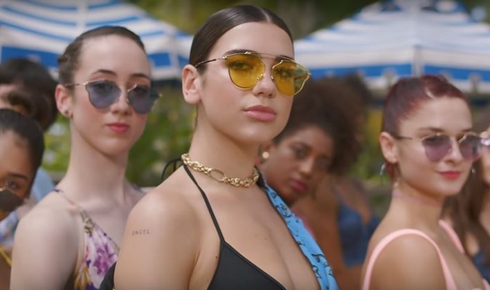 Cantora britânica Dua Lipa no clipe de 'New Rules'