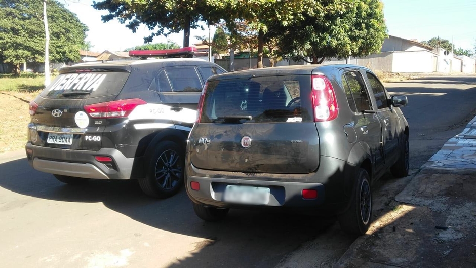 Carro encontrado por policiais (Foto: PC-GO)