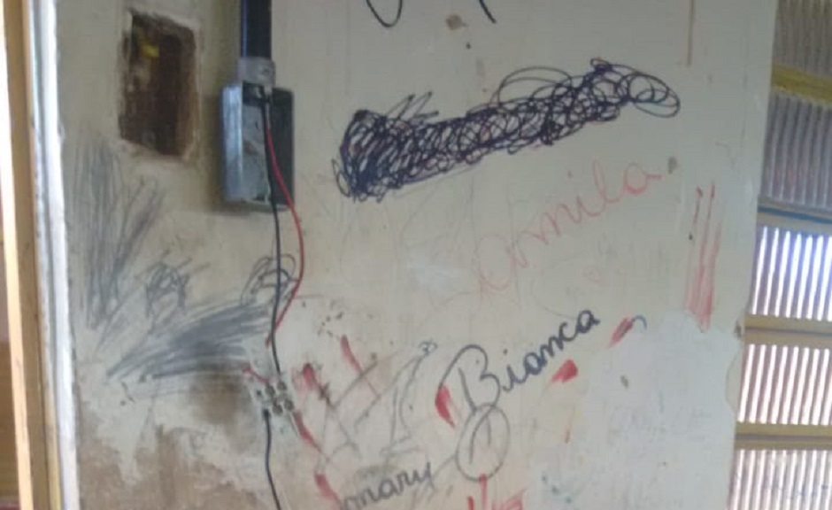 Fios expostos em sala de aula pré moldada, no ano passado, em escola de Águas Lindas de Goiás: Choque em professora (Foto: Arquivo Pessoal)