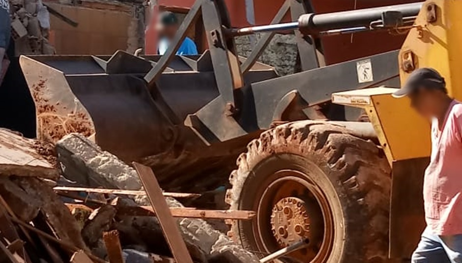 Trabalhadores durante demolição, na Vila Redenção, em Goiânia (Foto: WhatsApp)