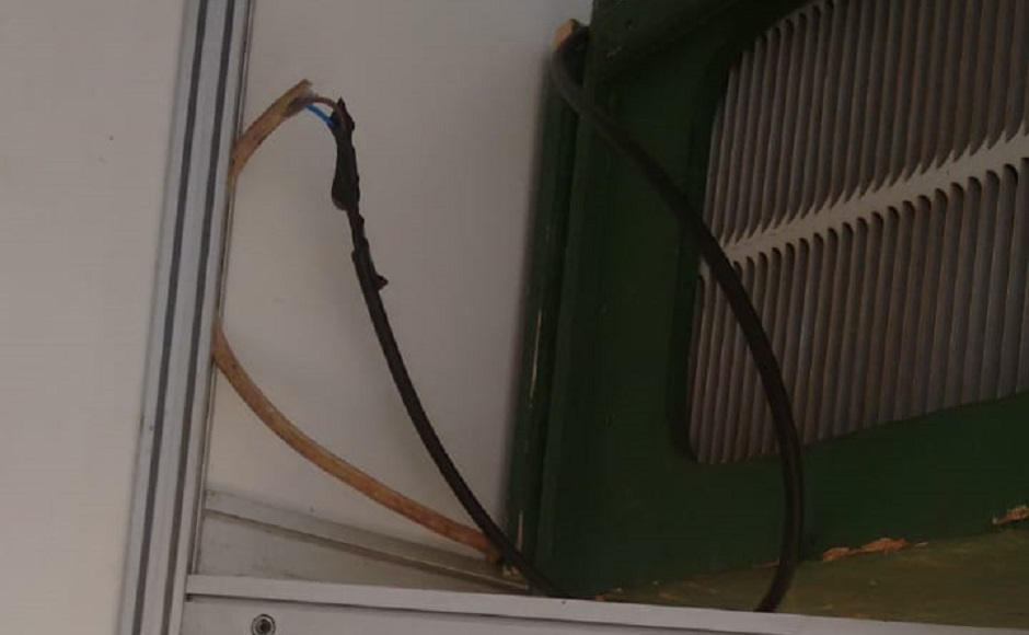 Fios expostos em sala de aula pré moldada, no ano passado, em escola de Águas Lindas de Goiás: Choque em professora (Foto: Arquivo Pessoal)