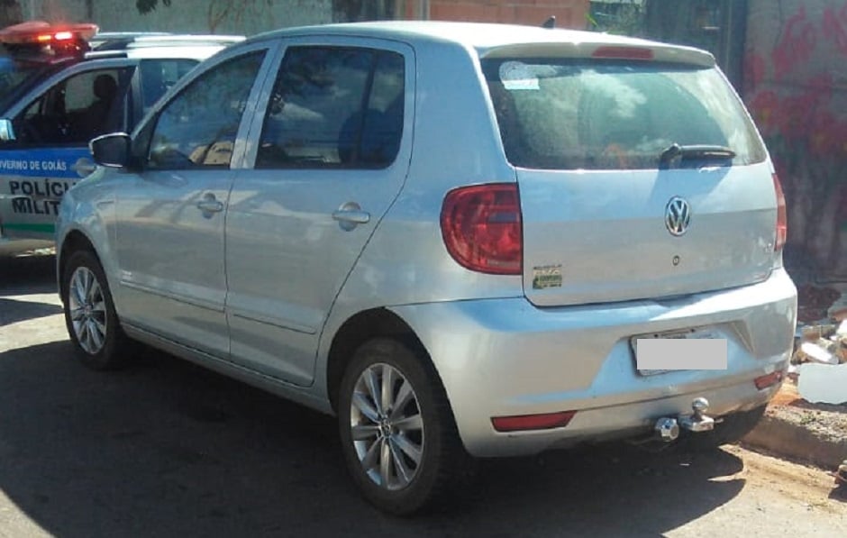 Veículo teria sido usado no roubo à joalheira, e não tem registro criminal no sistema policial: perícias são realizadas em investigação (Foto: PM-GO)