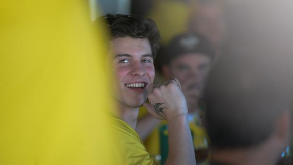 Cantor Shawn Mendes assistindo a jogo do Brasil em Goiânia