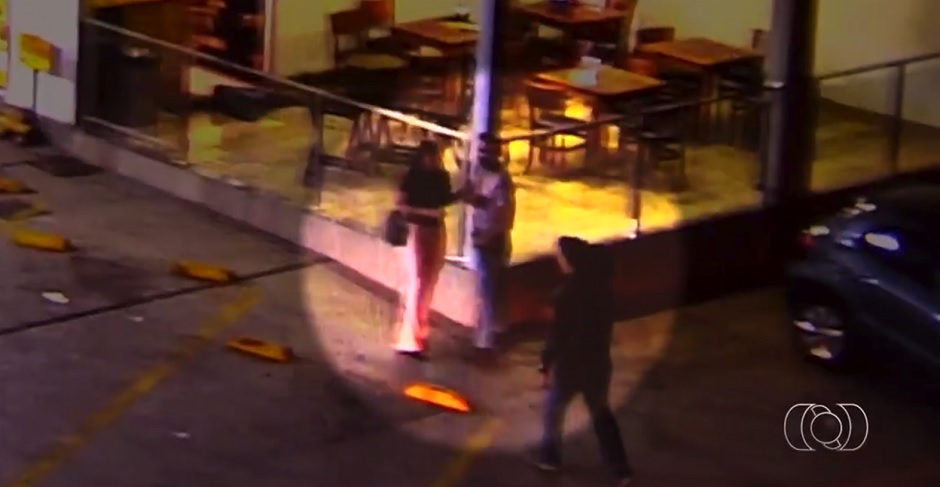 Imagens de monitoramento obtidas pela Polícia Civil revelam ação de estagiário a policial (Foto: Reprodução / TV Anhanguera)