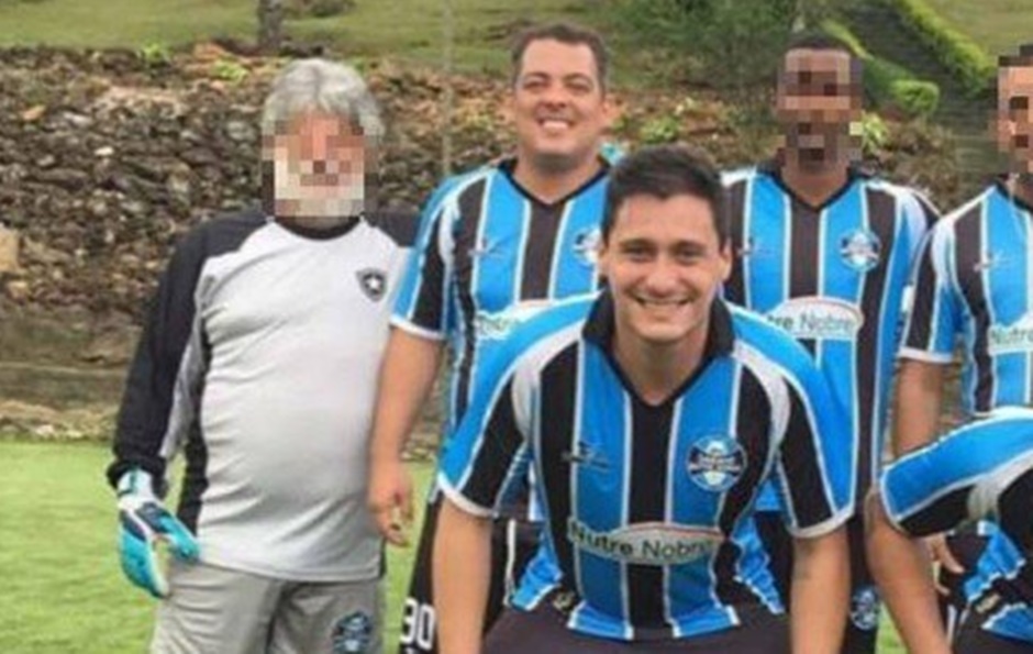 Leonardo Arantes, atrás, ao lado do goleiro, levou para o ministério amigos do futebol Leonardo Soares, à frente (Foto: Reprodução / O Globo)