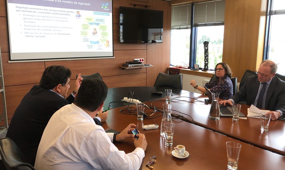 Deputados Talles Barreto e Jean Carlo, do PSDB, assistem apresentação de Orlando Borges, presidente da Entidade Reguladora dos Serviços de Águas e Resíduos (Foto: Arquivo Pessoal)