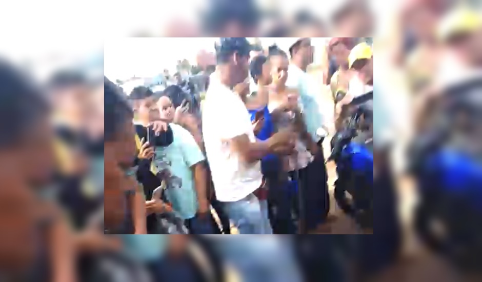 Pessoas que passavam pelo local pararam e desceram dos veículos, com intenção de registrar o corpo na Praça do Trabalhador (Foto: Leitor do Mais Goiás)