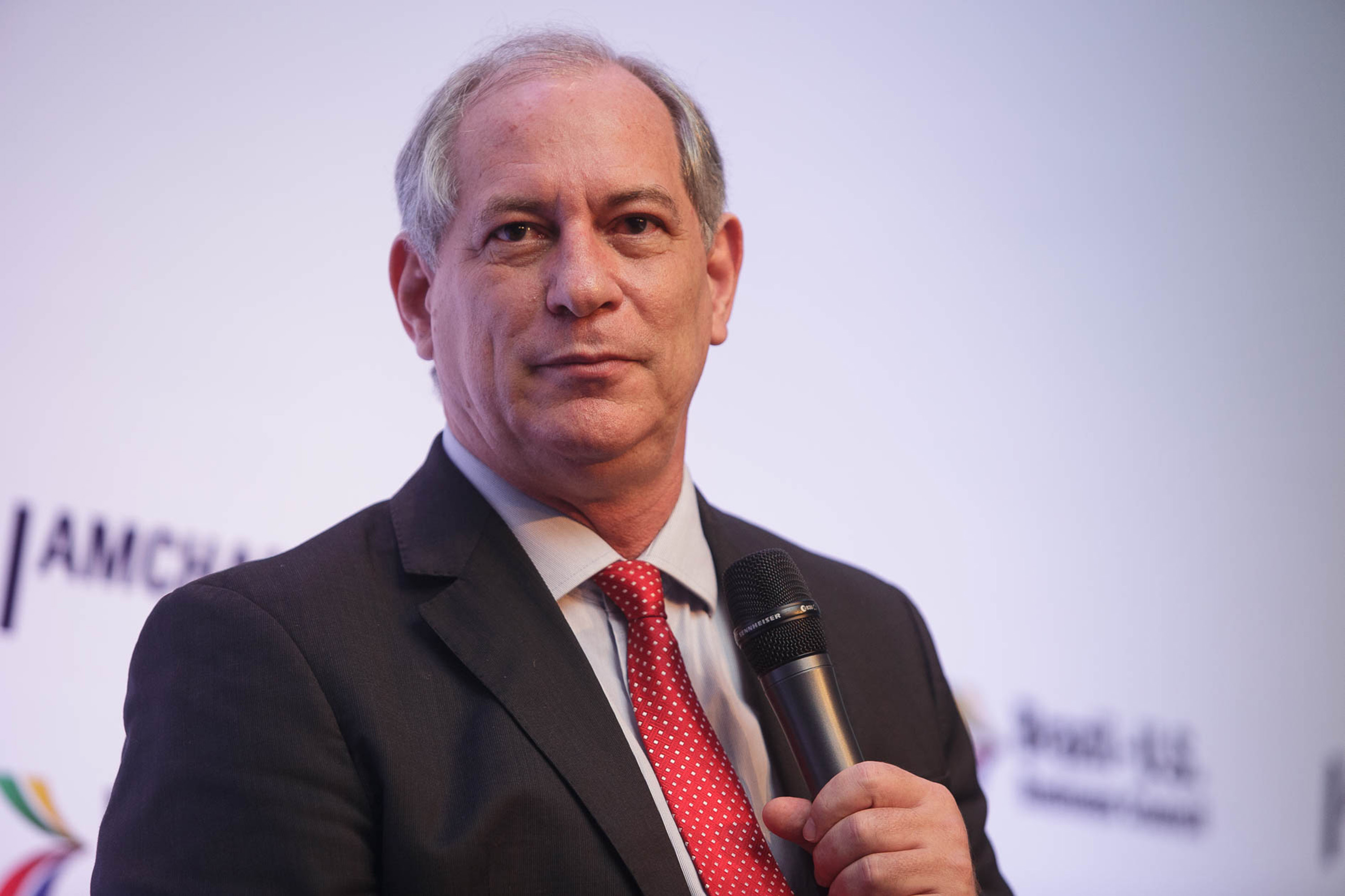 Ciro Gomes dá tapa no rosto de homem após ser chamado de bandido; vídeo Ex-presidenciável participava de evento em Fortaleza