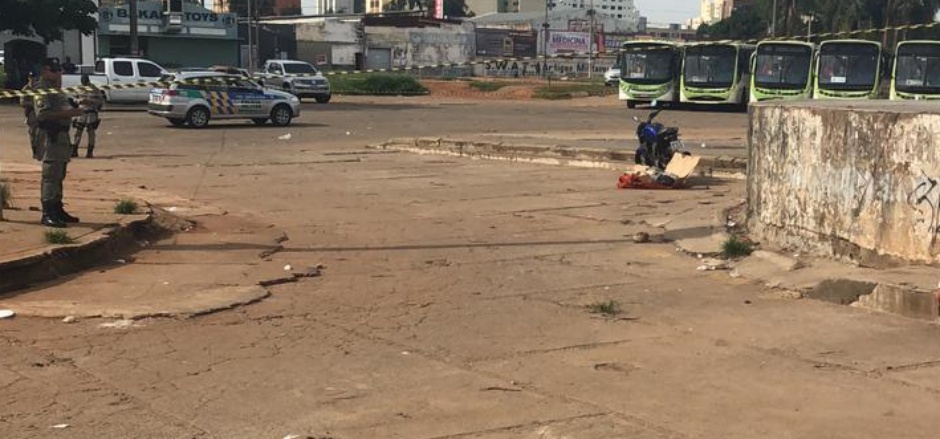 Corpo encontrado amarrado com fios e enrolado em lençol, achado por pessoas na Praça do Trabalhador (Foto: Leitor do Mais Goiás)