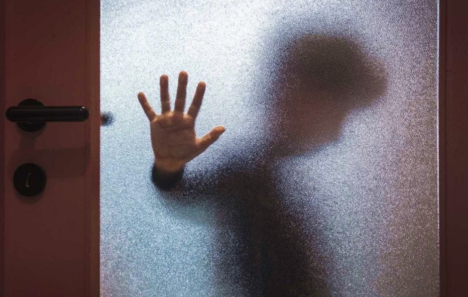 Foto simula uma vítima de abuso sexual 