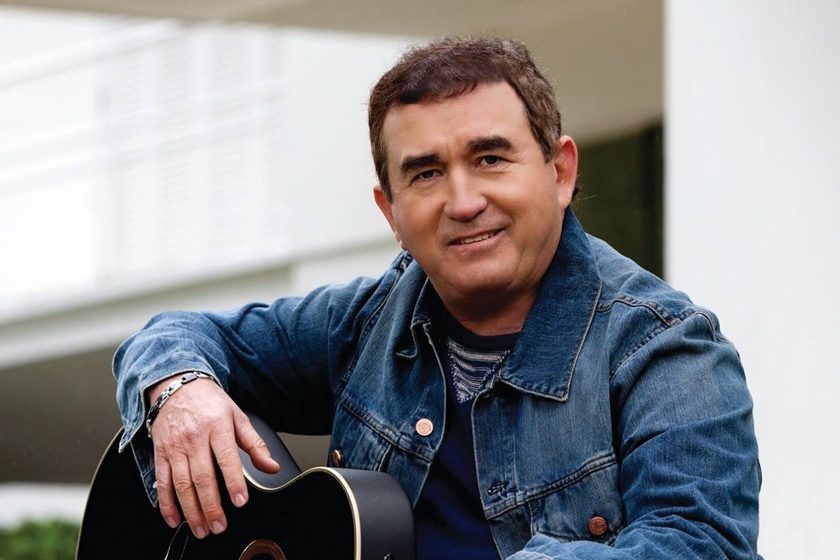 Amado Batista testa positivo para Covid-19 e está isolado em Goiânia