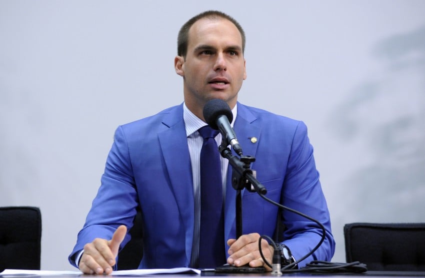 Eduardo Bolsonaro defende leite condensado a militares